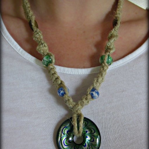 Green swirly pendant necklace